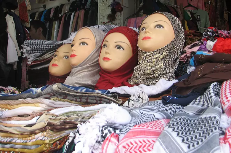  Secularism versus vălul islamic: controversele identitare ale Franței 