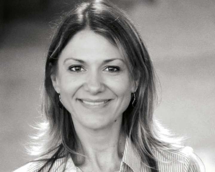 Adevărata poveste e în spatele cortinei