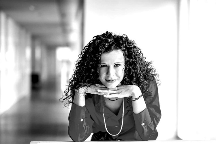 Două steaguri pe o pereche de cizme de cowboy