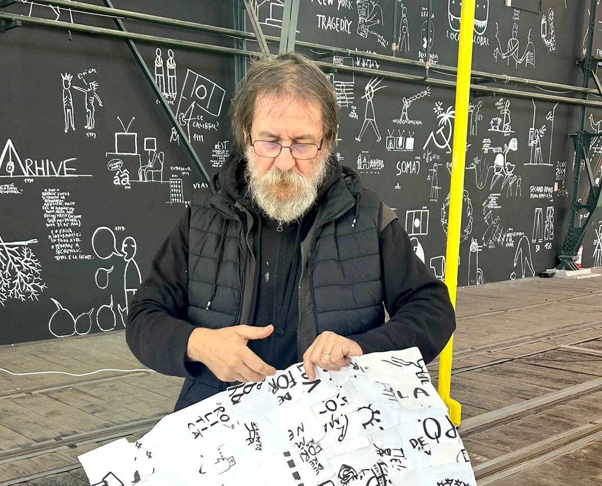 Dan Perjovschi – 40 de ani de artă, o „auto-arheologie”