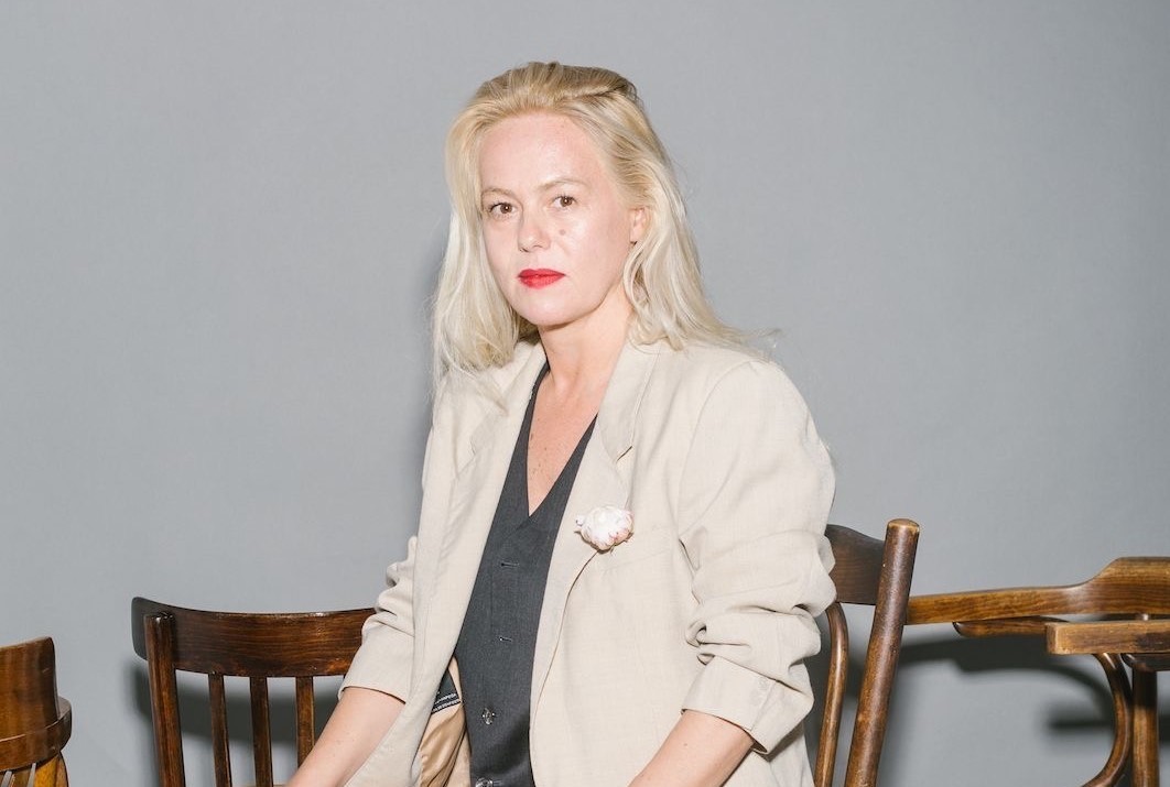 „Teatrul nu doar povestește, ci revendică și transformă” – interviu cu regizoarea Carmen Lidia VIDU