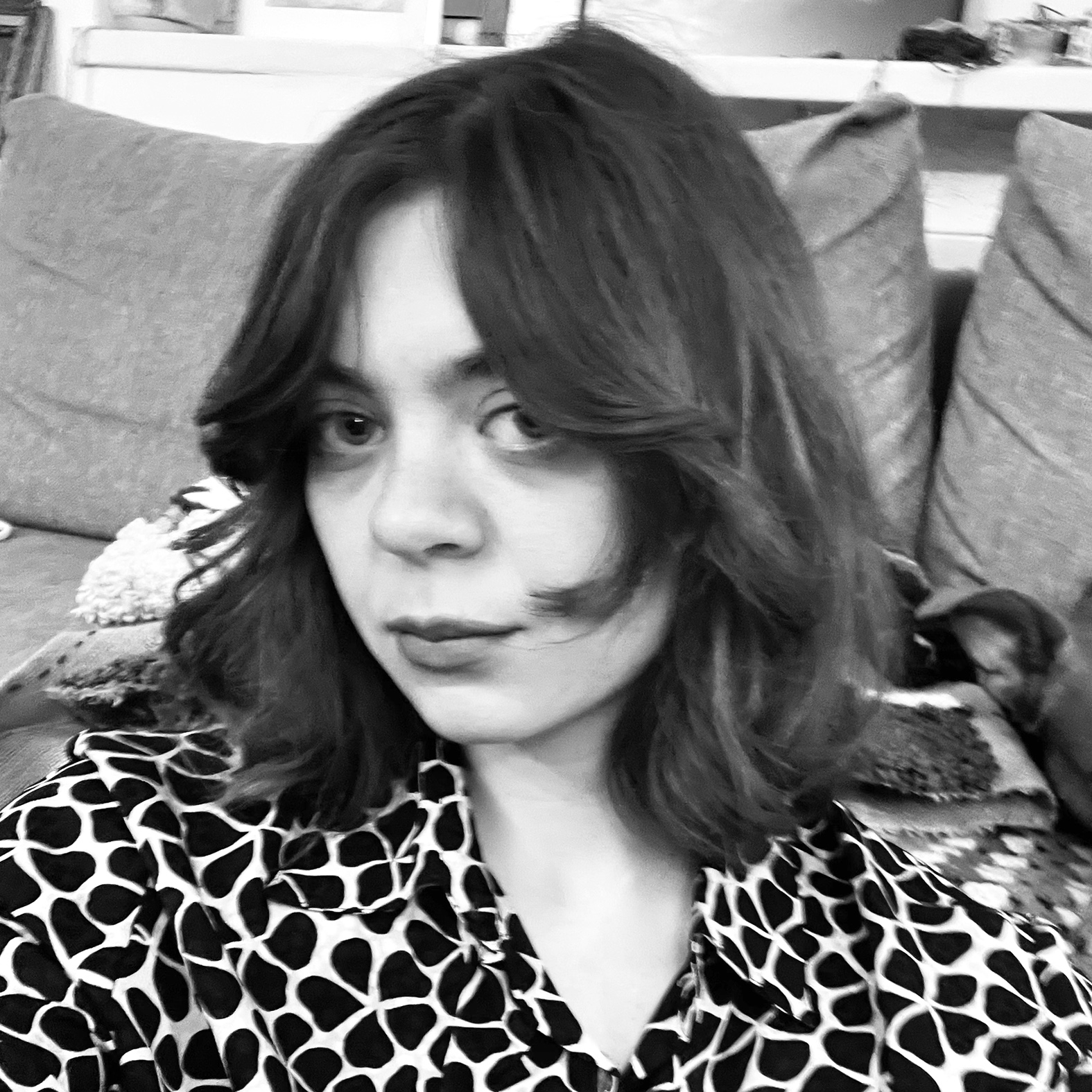 „Lucrările mele textile sînt o combinație între pictură și benzi desenate” – interviu cu artista Megan DOMINESCU
