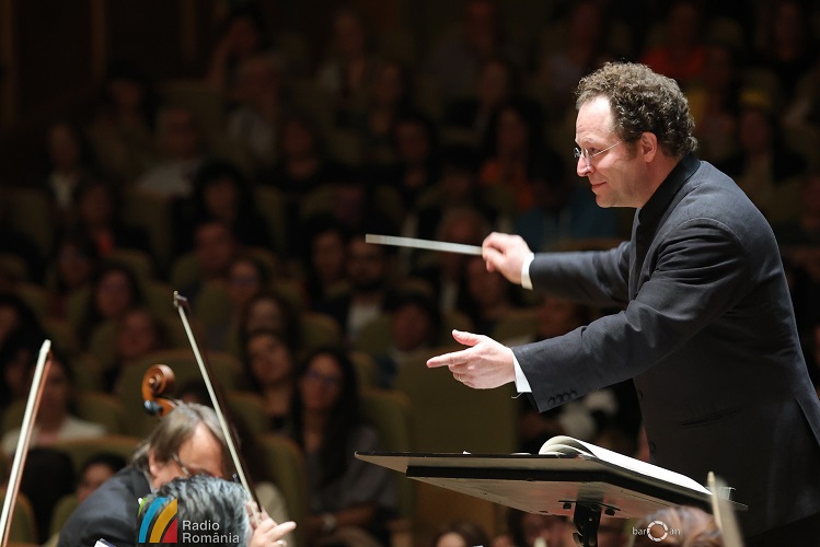 John Axelrod dirijează Simfonia a 9-a de Mahler, cu bagheta primită de la Leonard Bernstein