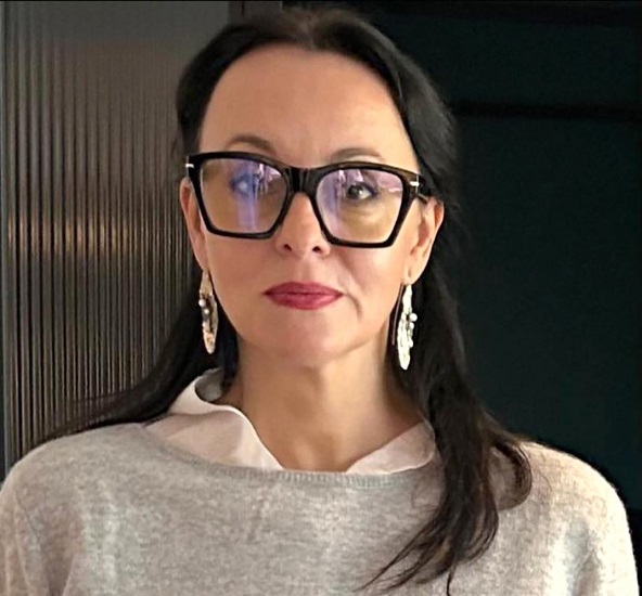 „Cred că trebuie să învățăm să avem o relație mai bună cu greșeala” – interviu cu psihoterapeutul Cătălina DUMITRESCU