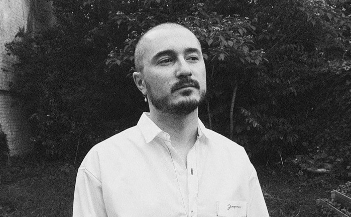 „Simt atmosfera fiecărui spațiu” – interviu cu scenograful Cosmin FLOREA