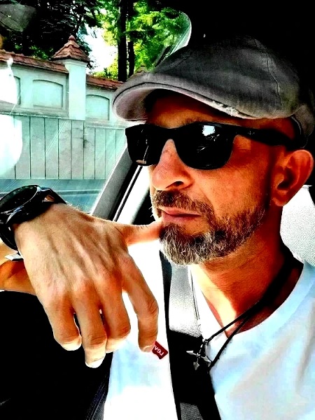 „sub geam, numai în zoom / mai crește o floare uscată”