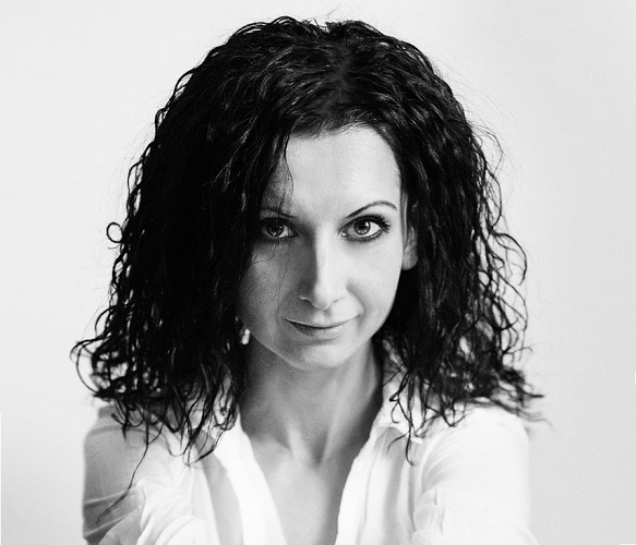 „Prin teatru devenim puternici”: povestea unei profesoare care construiește oameni – interviu cu profesoara Alina STÂRCEA, coordonatoarea trupei de teatru Aletheia Nyx