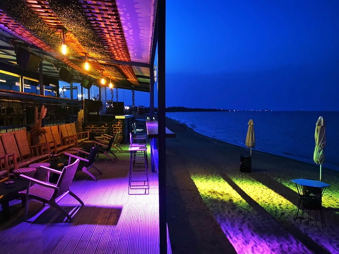 Iarbă prin păr, nisip în ochi: rock în Vama Veche ca motor al expansiunii