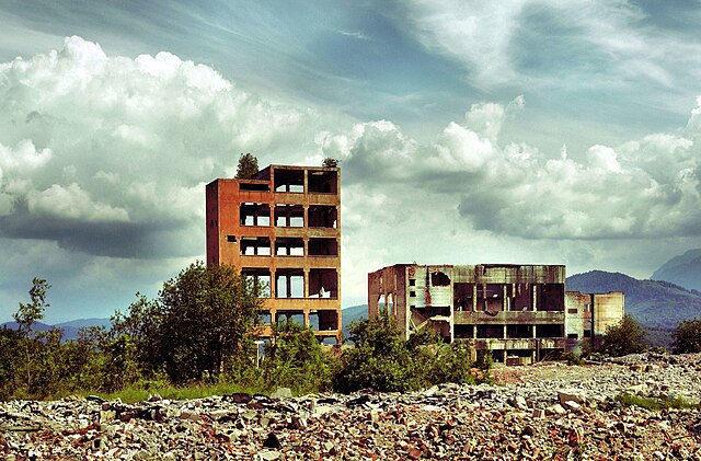 O dilemă între proprietate, eficiență și democrație