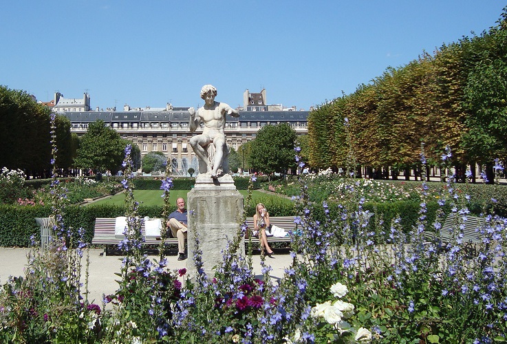 Parisul cît un degetar