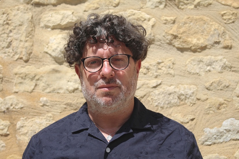 „Sîntem deja înconjurați de oameni sintetici, artificiali”  – interviu cu regizorul Marc ISAACS