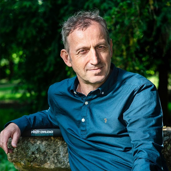 „Nu-mi imaginez viața de scriitor fără scrisul de mînă“  – interviu cu scriitorul Martin VOPĔNKA 