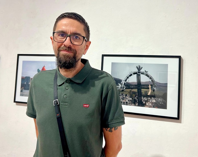 „Prefer periferiile, acolo se întîmplă pitorescul” – interviu cu fotograful HAJDU Tamás