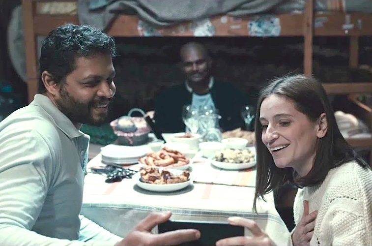 Cine e Aproapele?
