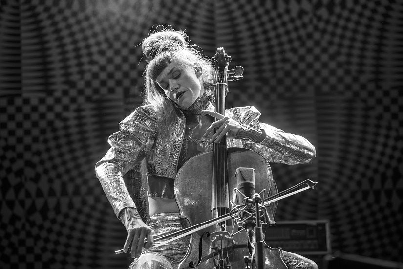 „Muzica mea e o chemare la optimism” – interviu cu violoncelista Josefine OPSAHL