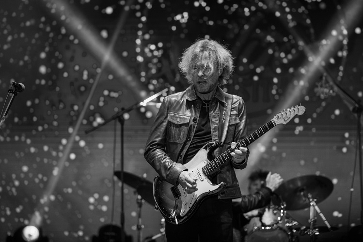 Sub umbra lui Hendrix şi Ray Vaughan