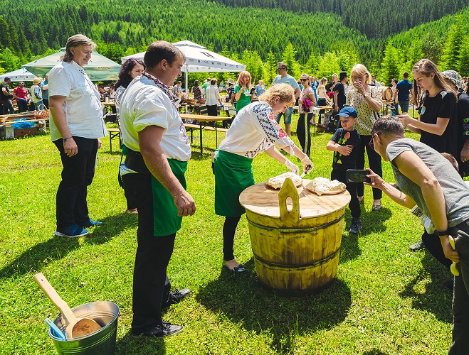 Un ochi rîde sănătos. Ce îi atrage și ce îi sperie pe turiștii străini în România