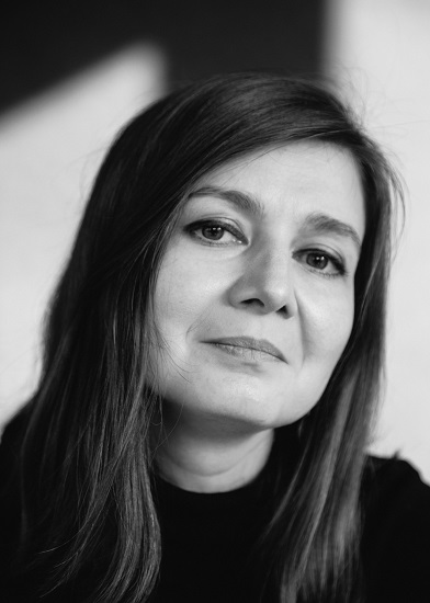 „Știu cum se trăiește cu un picior în Est și unul în Vest” – interviu cu regizoarea Teodora Ana MIHAI